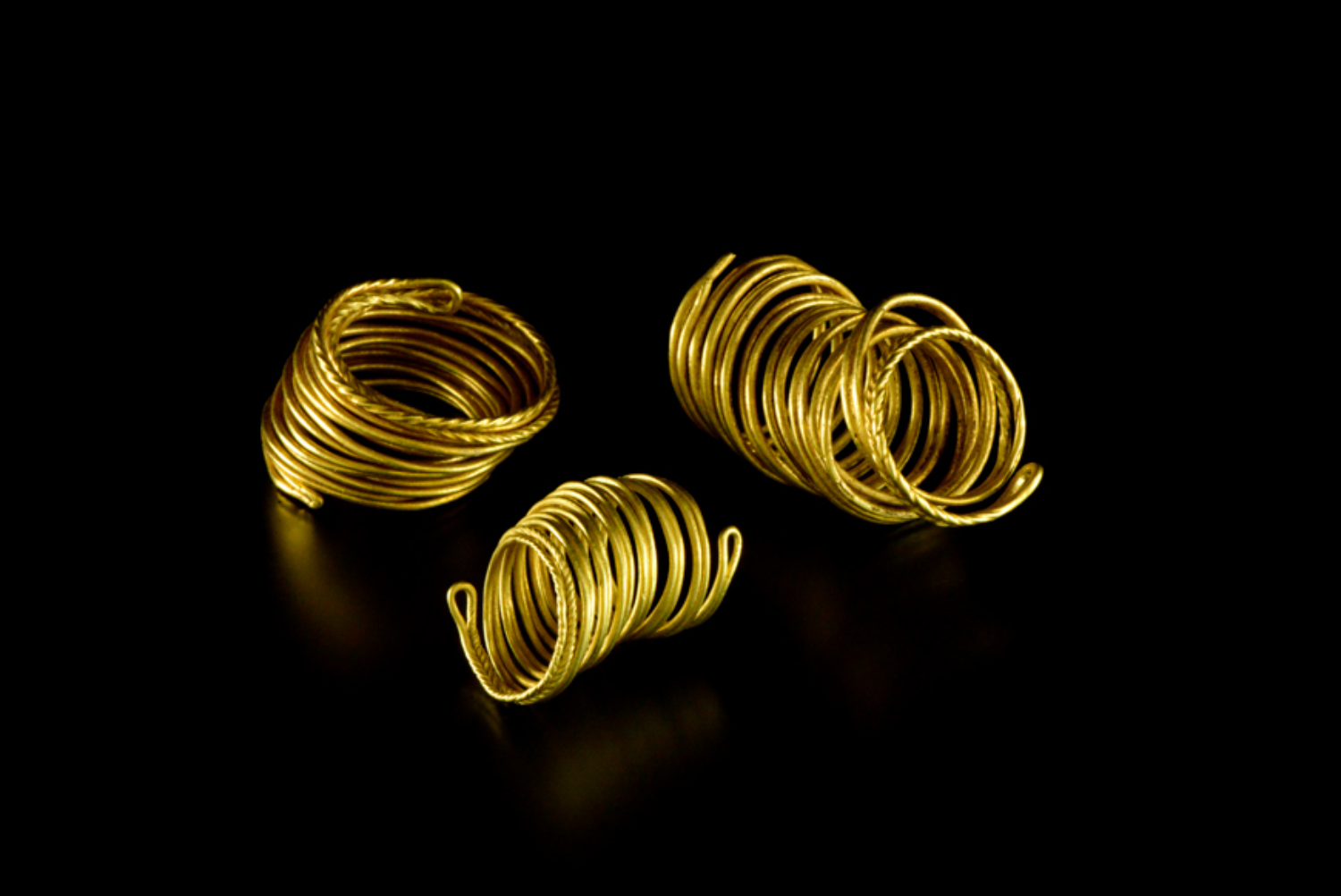 Glänzendes Gold und blutige Gewalt Foto: Landesamt für Kultur und Denkmalpflege M-V/Landesarchäologie Drei goldene Armreifen Foto: Landesamt für Kultur und Denkmalpflege M-V/Landesarchäologie