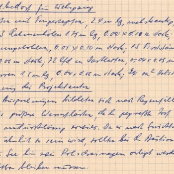 Auf kariertem Papier sind mit blauem Kugelschreiber in engen Zeilen Anweisungen für den Bau des Freigeländes geschrieben. (© LAKD M-V/LA)