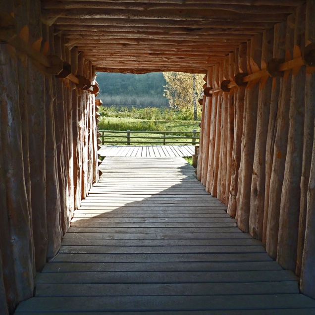 Blick durch den Tunnel durch den Wall im Freilichtmuseum Groß Raden