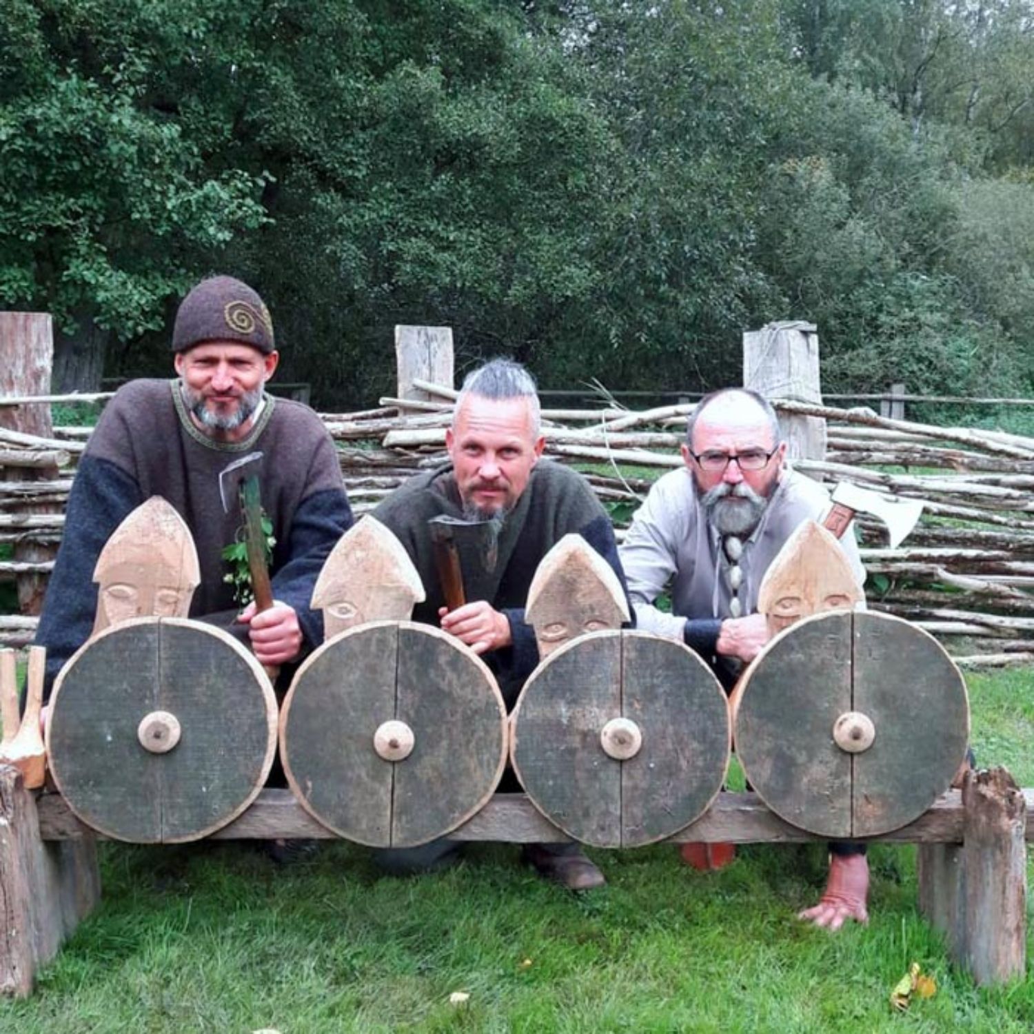 Drei slawisch kostümierte Männer auf dem Freigelände des Freilichtmuseums Groß Raden
