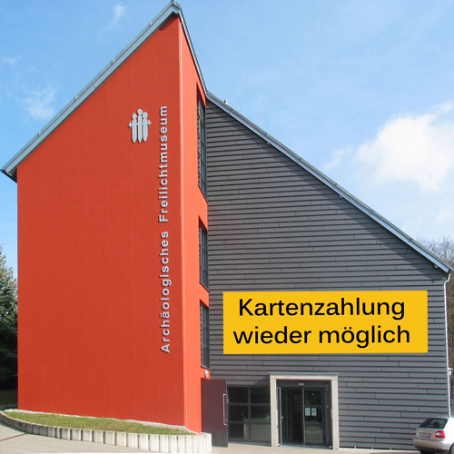Außenansicht des Museumsgebäudes Groß Raden mit Schriftzug "Kartenzahlung wieder möglich"