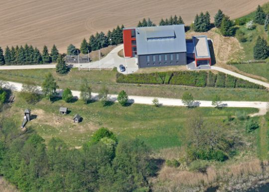 Luftbild: Ausstellungsgebäude des Archäologischen Freilichtmuseums Groß Raden (© LAKD M-V/LA)