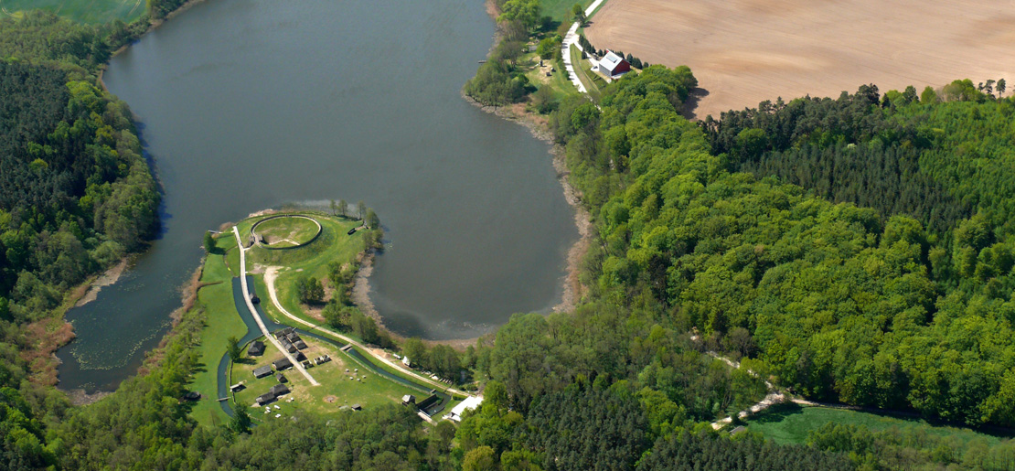 Luftbild: Links das Freigelände auf der Halbinsel im Sternberger Binnensee, rechts das Ausstellungsgebäude (Foto: LAKD M-V/LA)