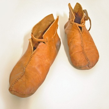 Rekonstruierte Schuhe. Foto: LAKD M-V/LA, Birgit Bartel