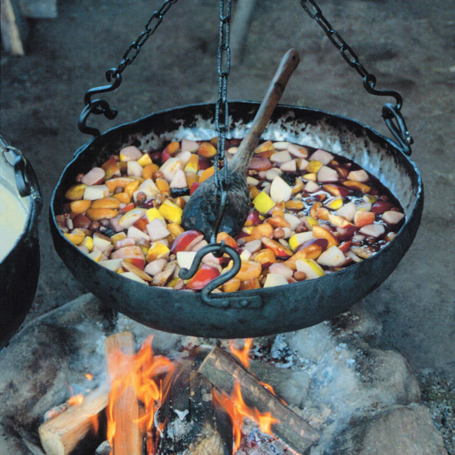 Äpfel und Honig machen sich auch im Kessel gut. Foto: LAKD M-V/LA. Kessel über einem offenen Feuer Foto: LAKD M-V/LA.