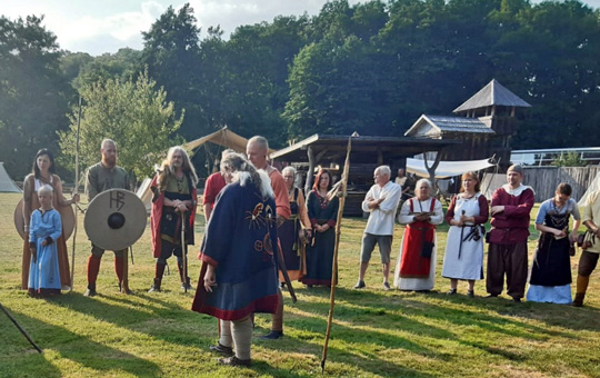 Wikingerstil: Eine Gruppe in frühmittelalterlicher Kleidung Foto: LAKD M-V/LA.