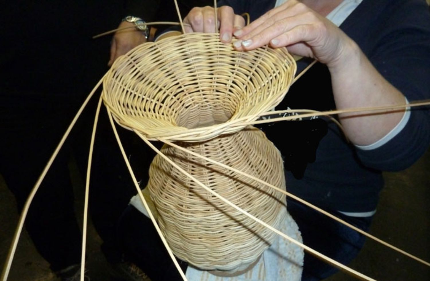Detailaufnahme vom Korbflechten