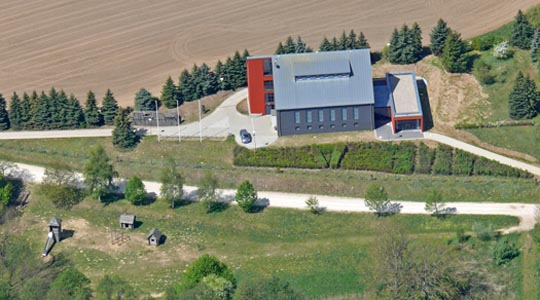 Luftbild des Ausstellungsgebäudes des Archäologischen Freilichtmuseums Groß Raden (LAKD M-V/LA)