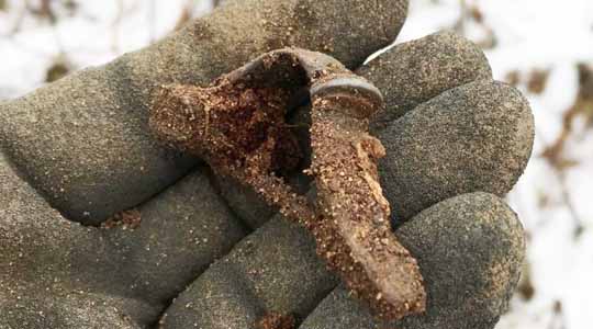 Eine neue Fibel aus Badow. Foto [Ausschnitt]: Olaf Wiegel.