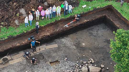 Das Großsteingrab Wanna, FStNr. 1591 war von bis zu 1,5 m mächtigen Moorschichten überdeckt, als es im Juli 2025 nach tausenden Jahren erstmals wieder freigelegt wurde. Foto: A. Behrens, NIhK.