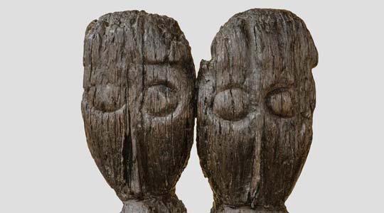 Ein Bild für die Götter – Doppelköpfige Holzfigur von der Fischerinsel im Tollensesee. Foto [Ausschnitt]: LAKD M-V, Landesarchäologie, Andreas Paasch.