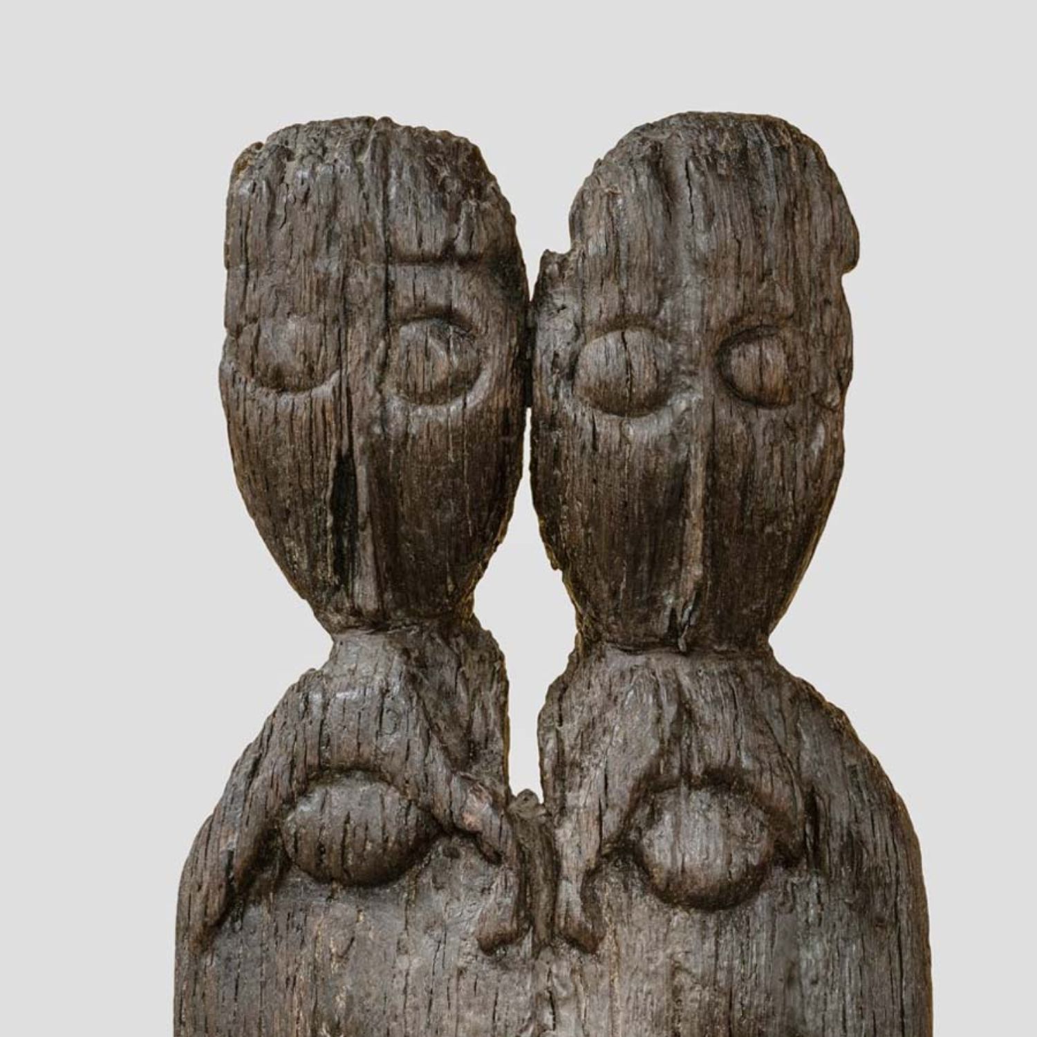 Ein Bild für die Götter – Doppelköpfige Holzfigur von der Fischerinsel im Tollensesee. Foto [Ausschnitt]: LAKD M-V, Landesarchäologie, Andreas Paasch.