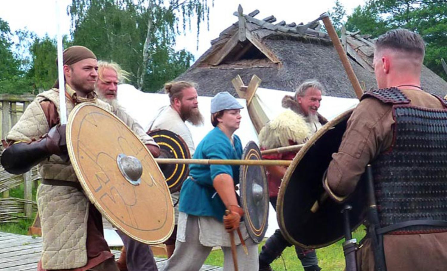 Reenactment-Spezialisten trainieren die Verteidiung gegen Angreifer Foto: LAKD M-V/LA.