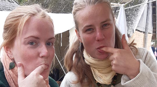 Victoria und Maria probieren den süßen Brei. Foto [Ausschnitt]: LAKD M-V, Landesarchäologie, Heike Pilz.
