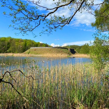 Description: Der Burgwall im See. &copy; LAKD M-V/LA, H. Pilz
